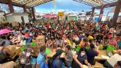 फिलीपींस के टाइफून रायसे प्रभावित लोग  खाद्यान सामग्री के लिए एकत्रित 