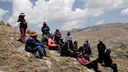 Des Péruviens protestent devant la mine gérée par MMG Las Bambas, près de Cusco, le 14 octobre 2021. 
