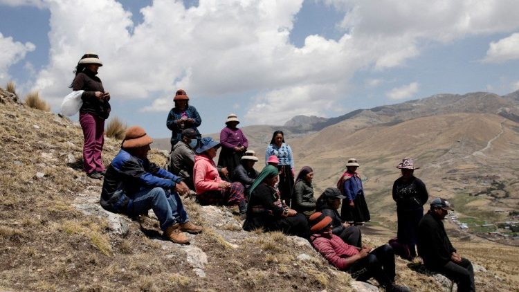 Perus Andenbewohner haben kein leichtes Leben - hier eine Gruppe vor einer Mine, deren Aktivitäten sie für Ernteeinbußen und Viehsterben verantwortlich machen (Archivbild)