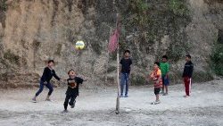 Flüchtlinge aus Myanmar spielen in einem Aufnahmezentrum Fußball (November 2021)