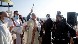 El Custodio de Tierra Santa, el padre Francesco Patton, rocía agua bendita durante una ceremonia de bautismo junto al río Jordán, cerca de Jericó