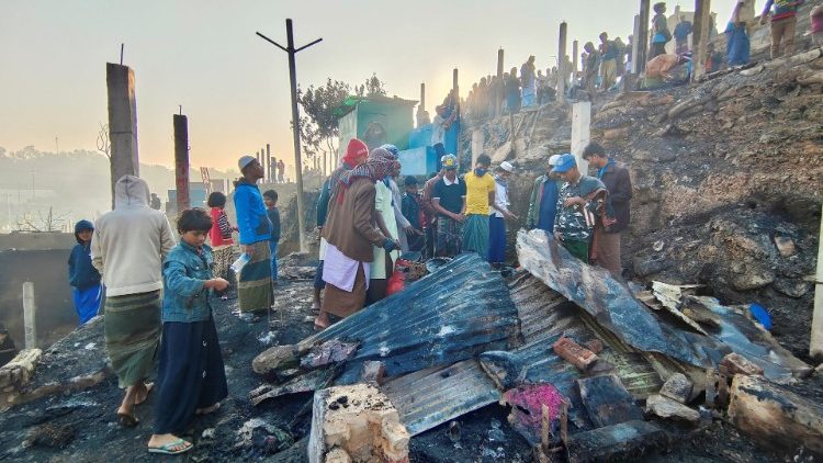 Un abri détruit suite à l'incendie dans le camp de réfugiés de Cox's Bazar, le 10 janvier 2022