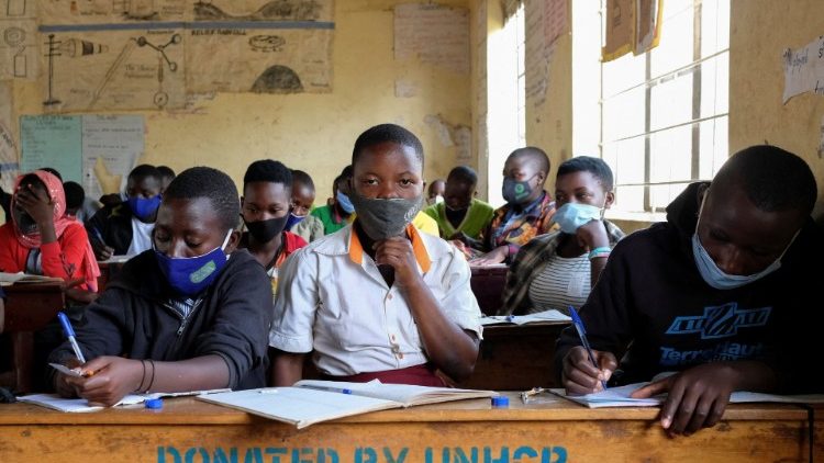 युगांडा में छात्रों के लिए स्कूल सोमवार से  शुरु किया गया