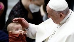 Le Pape bénit un enfant lors de l'audience générale du 12 janvier 2022