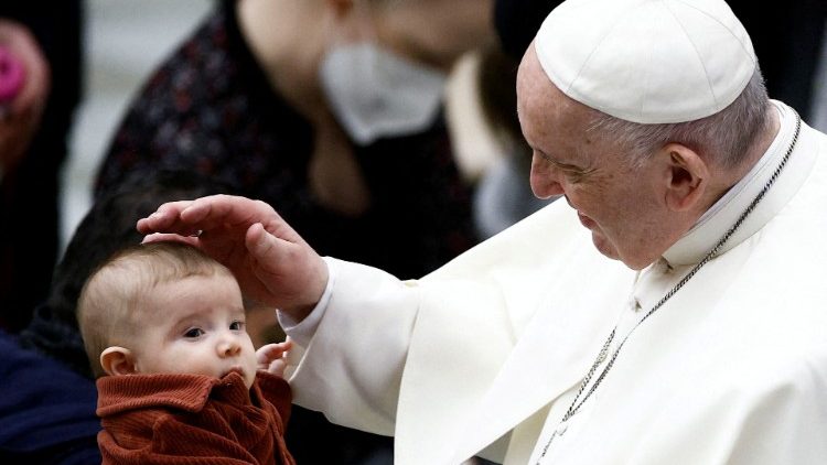 Le Pape bénit un enfant lors de l'audience générale du 12 janvier 2022