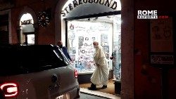 Папата на излизане от музикалния магазин в центъра на Рим