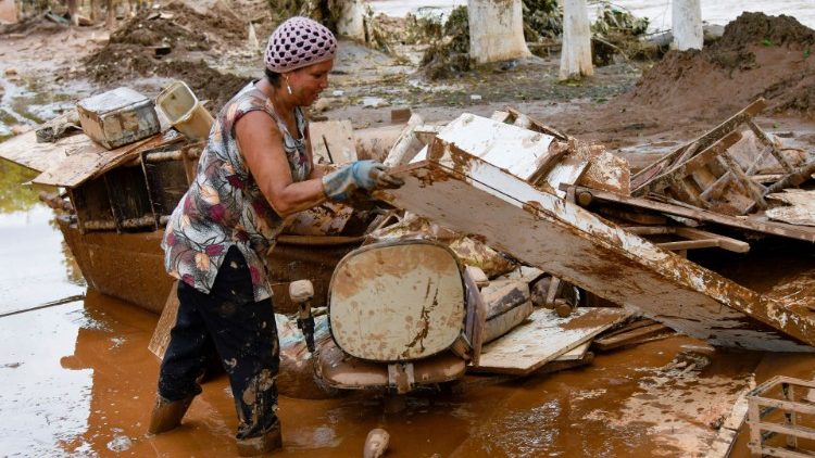 ब्राजील में बाढ़ के बाद सफाई करते लोग