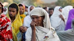 Menschen in Äthiopien stehen an, um Lebensmittelspenden zu erhalten