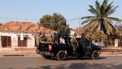 Soldaten fahren durch Bissau