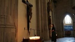 Fedele in preghiera in chiesa (foto d'archivio)