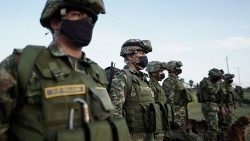 Kolumbianische Soldaten vor einem Einsatz zur Eindämmung von Kriminalität