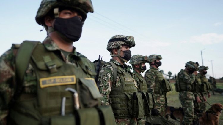Kolumbianische Soldaten vor einem Einsatz zur Eindämmung von Kriminalität