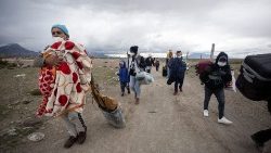 Des citoyens vénézuéliens traversent la frontière entre la Bolivie et le Chili à Colchane, au nord du pays, le 1er février 2022. (Reuters/Ailen Diaz)
