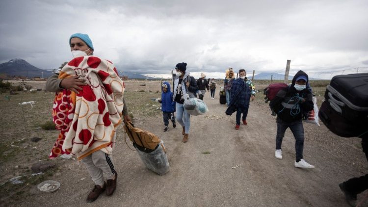 Des citoyens vénézuéliens traversent la frontière entre la Bolivie et le Chili à Colchane, au nord du pays, le 1er février 2022. (Reuters/Ailen Diaz)