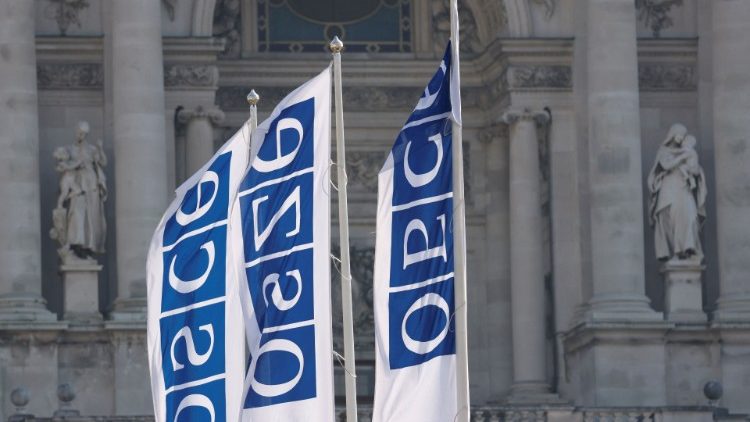 Des drapeaux de l'OSCE devant le siège de l'organisation, à Vienne.