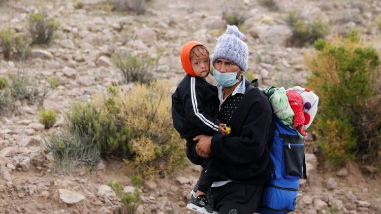 Un migrant vénézuélien et son enfant viennent de traverser la frontière entre la Bolivie et le Chili, le 15 février dernier