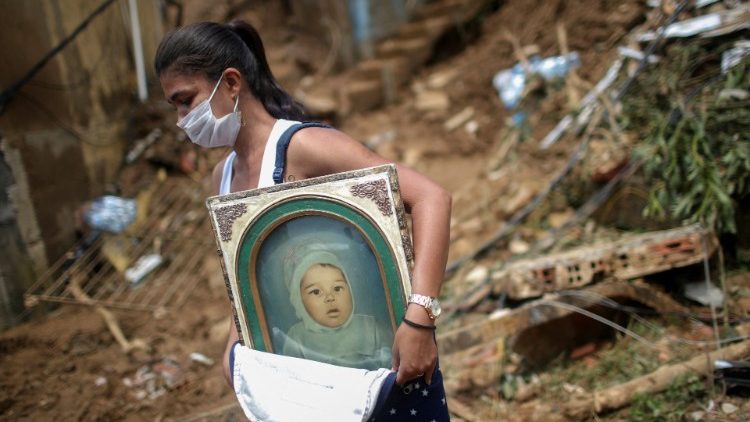 Une femme parmi les décombres de Petropolis, au Brésil, le 17 février 2022. (Ricardo Moraes/Reuters)