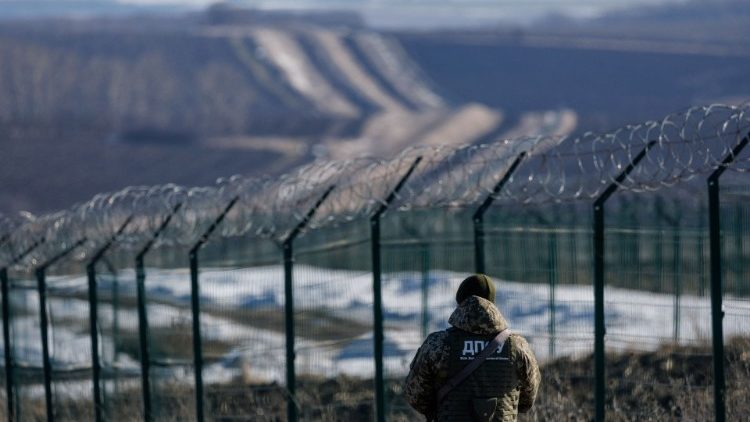 ウクライナ東部の国境をパトロールする兵士　2022年2月23日