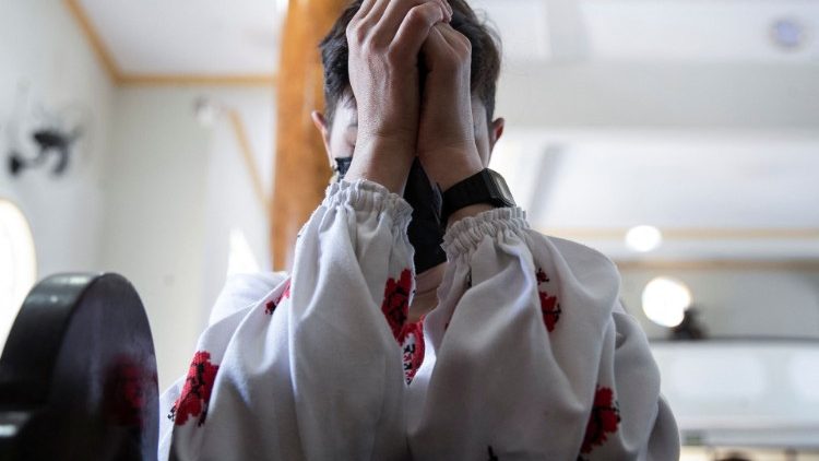 Une fidèle ukrainienne prie dans une église de Sao Paolo.