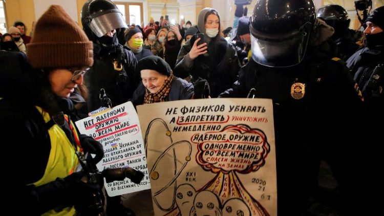 Yelena Osipova, superviviente del asedio nazi a Leningrado, detenida en Moscú mientras protestaba contra la guerra en Ucrania