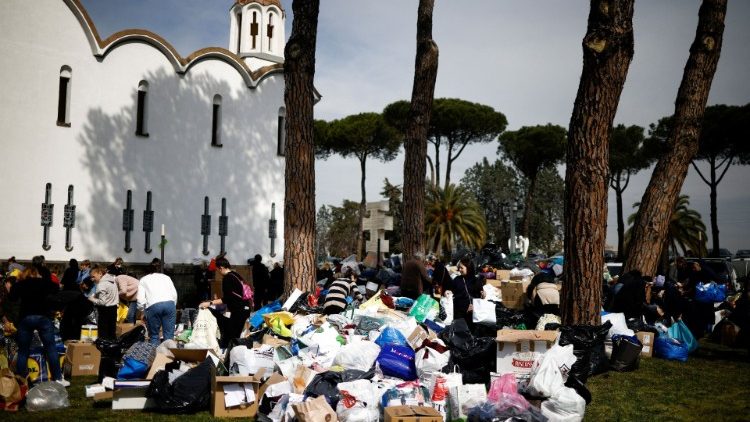 Des bénévoles organisent l'empaquetage des biens collectés par l'église des Ukrainiens de Rome, Santa-Sofia, le 3 mars 2022.