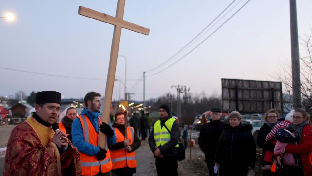 Oração com refugiados em Vysne Nemecke, na fronteira da Ucrânia com a Eslováquia (Reuters/Lukasz Glowala)