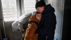 Mãe e filho deixam Kiev de trem, em direção a Lviv