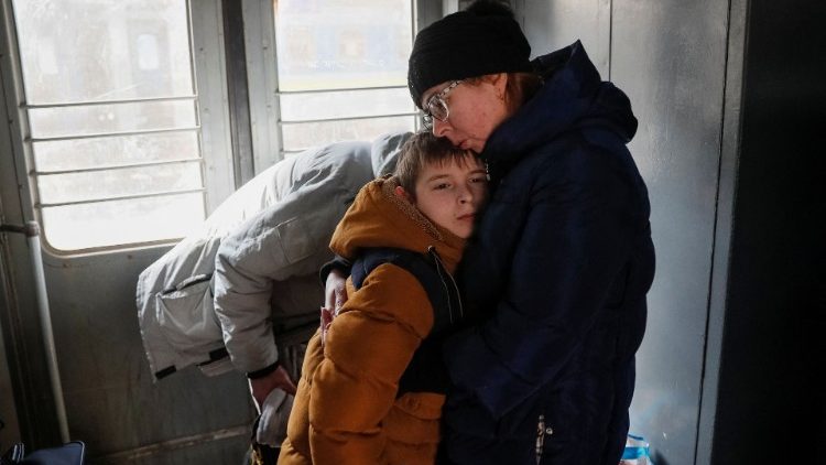 Ucranianos em um trem de evacuação de Kiev para Lviv, na estação central de trem de Kiev, em meio à invasão da Ucrânia pela Rússia, em Kiev, Ucrânia 11 de março de 2022 REUTERS/Gleb Garanich