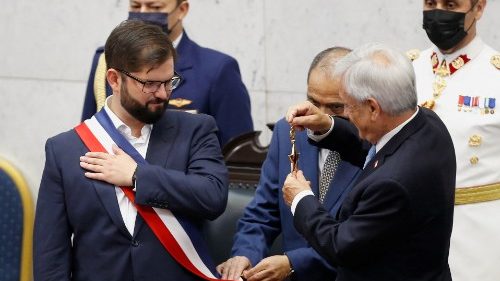 A 35 ans, Gabriel Boric prend la présidence du Chili
