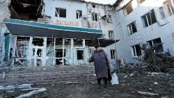 A Ukrainian woman in front of the Volnovakha hospital destroyed from the bombardments