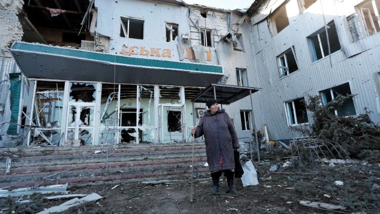 A Ukrainian woman in front of the Volnovakha hospital destroyed from the bombardments