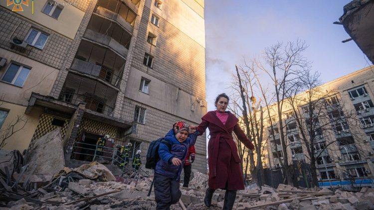 Une femme et son enfant évacuant un immeuble visé par un bombardement russe, à Kiev, le 16 mars. 
