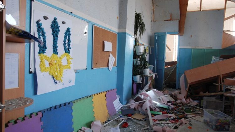 Una scuola ucraina devastata da un bombardamento
