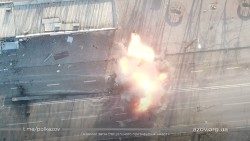 L'immagine di una esplosione nella città ucraina di Mariupol