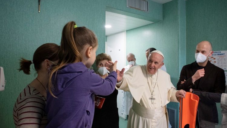 Franciszek podczas odwiedzin w szpitalu Dzieciątka Jezus w marcu