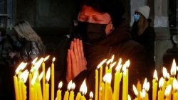 Uma mulher em oração em Lviv, na Ucrânia, país atormentado pela guerra (Reuters)