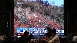 Tela mostra novas imagens do local onde um avião Boeing 737-800 da China Eastern Airlines caiu, em um restaurante em Pequim