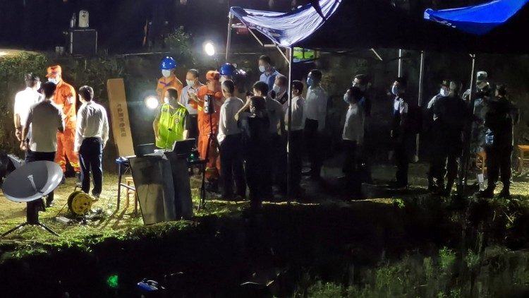 Des équipes de sauvetage au travail après le crash du boeing 737 dans la région du Guangxi Zhuang.