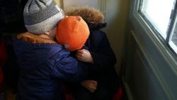 Bambini ucraini in viaggio verso la Polonia