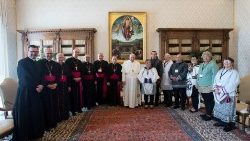 Papst Franziskus mit einer Delegation der kanadischen Bischöfe und Inuit-Vertretern