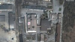 Ucrania. Vista satelital del edificio de la Cruz Roja bombardeado en Mariupol