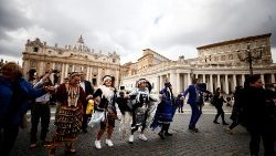 Des artistes autochtones dansant place Saint-Pierre de Rome, après leur audience avec le Pape François, le 1er avril 2022. 