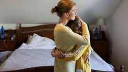 Una joven mujer ucraniana consuela a su hijo, tras huir hacia República Checa