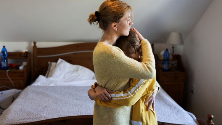 Una joven mujer ucraniana consuela a su hijo, tras huir hacia República Checa