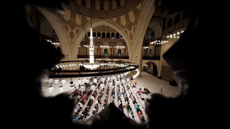 Myslimanë në lutje në xhaminë Al Fateh, Manama, Bahrein
