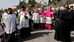 Der Lateinische Patriarch von Jerusalem, Pierbattista Pizzaballa, bei der Palmsonntagsprozession 2022