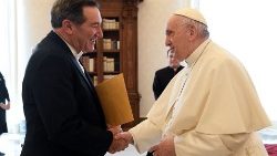 السفير الأمريكي الجديد لدى الكرسي الرسولي مقدما أوراق اعتماده للبابا فرنسيس