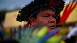 Un indien Yanomami manifestant contre la hausse de l'orpaillage au Brésil, le 11 avril 2022.