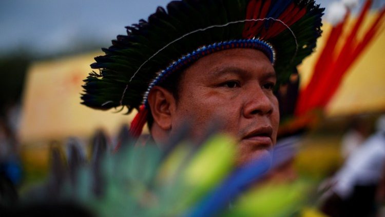 Un indien Yanomami manifestant contre la hausse de l'orpaillage au Brésil, le 11 avril 2022.