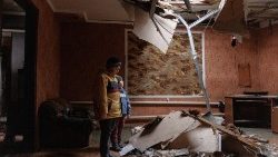 Dos niños en el salón de su casa alcanzada por un proyectil durante un bombardeo en las afueras de Karkiv.